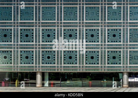 Die Fassade des Institut du monde arabe in Paris, Frankreich Stockfoto