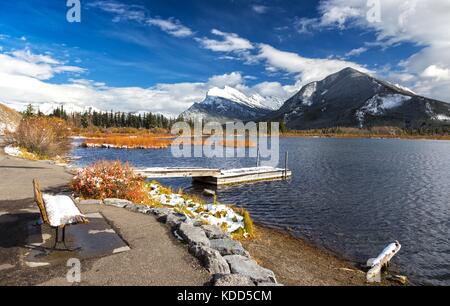 Panoramablick auf die Landschaft der Vermilion Seen und schneebedeckten Berge in der Ferne rundle Landschaft im Banff National Park, Alberta, Kanada Stockfoto