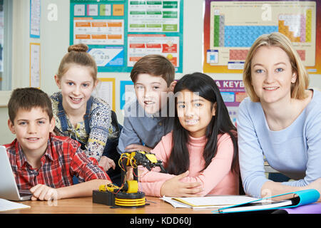 Schüler und Lehrer in der Wissenschaft Lehre Studium Robotik Stockfoto