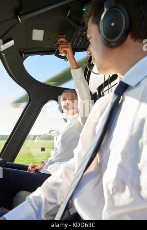 Pilot und Co Pilot im Cockpit des Hubschraubers Stockfoto