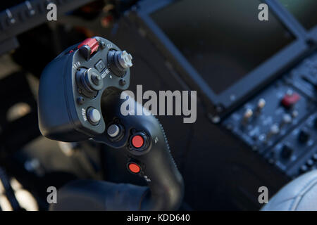 Nahaufnahme der Joystick in Helicopter Cockpit Stockfoto