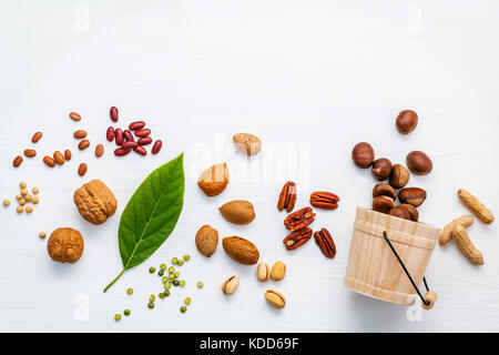 Auswahl essen Quellen von Omega 3 und ungesättigte Fette. verschiedenen Hülsenfrüchten und verschiedene Arten von Nüssen Walnüsse Kerne, Kastanien, Mandeln Kernel, Braun p Stockfoto