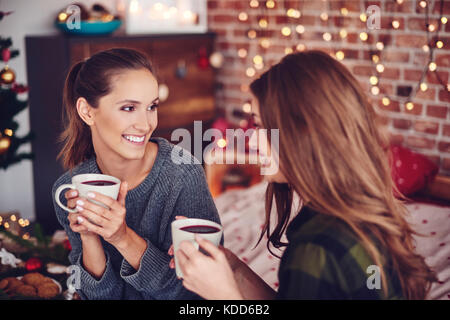 Freunde Tee trinken und plaudern Stockfoto