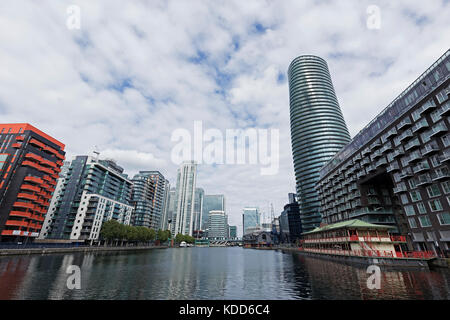 LONDON, ENGLAND - SEPTEMBER 2017; LONDON - SEPTEMBER 2017; Gebäude in Canary Wharf. Stockfoto