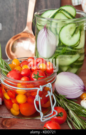 Beizen frisches Gemüse mit Rosmarin und Knoblauch Stockfoto