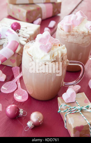 Heiße Schokolade mit Marshmallows in Form eines Herzens Stockfoto