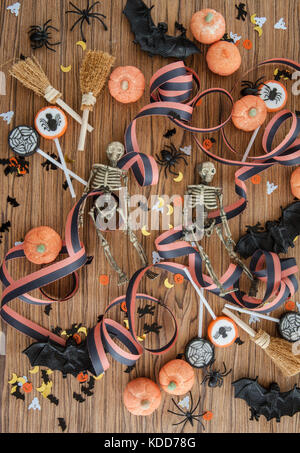 Bunte halloween Hintergrund mit Dekorationen und Süßigkeiten Stockfoto