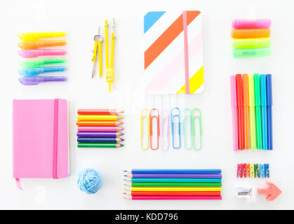 Auswahl od Schulmaterial in leuchtenden Regenbogenfarben Stockfoto