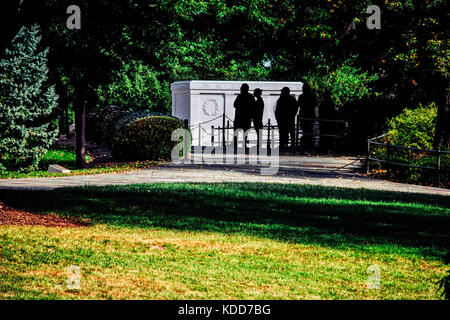 Silhouetten von Touristen, die das Grab des unbekannten Soldaten auf dem Arlington National Cemetery in Virginia. Stockfoto