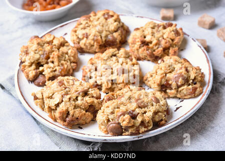 Haferflocken Cookies mit Schokoladenstückchen und Rosinen, Ansicht schließen Stockfoto