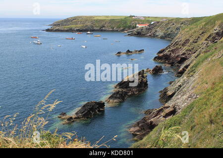 Auf Ynys Dinas Rettungsboot Station mit Blick auf Porthstinian und Ogof Maria, St. Justinian's, in der Nähe von St David's, Pembrokeshire, Wales, Großbritannien Stockfoto