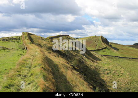 Hadrian's Wall über Hotbank Felsen, Blick nach Westen, 1 km westlich von Housesteads Roman Fort, Northumberland, Großbritannien Stockfoto