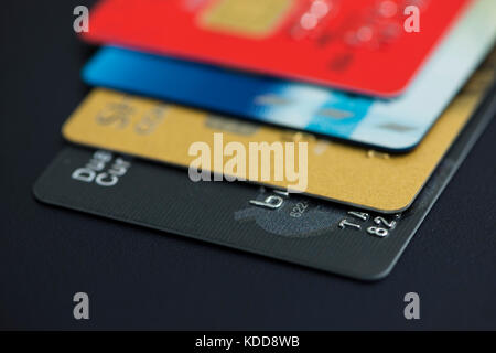 Stapel von bunten Kreditkarten close-up Stockfoto