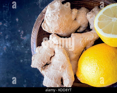 Ingwer und Zitronensaft in Houten auf dunklen rustikalen Hintergrund Stockfoto