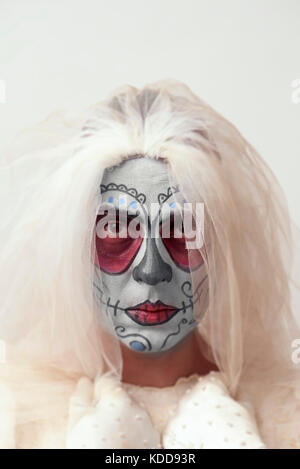 Porträt einer Braut mit einem mexikanischen calaveras Make-up, das Tragen von Schleier Stockfoto