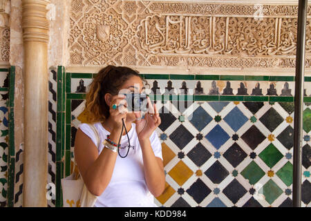 Alhambra Granada Innenszene, Touristenfrau besucht das letzte arabische Architekturgebäude in Europa. Ziel Spanien. Stockfoto