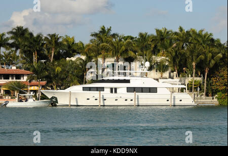 Luxusyacht vor teuren Waterfront Home Stockfoto