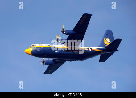 San Francisco, USA - Oktober 4, 2012: US Navy Blue Angels aerobatic Team support Flugzeug kommt in San Francisco für die kommende weeekeend's fliehen Stockfoto