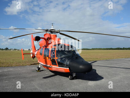 Moderne coast Guard Hubschrauber zwischen Flügen Stockfoto