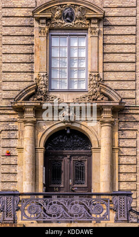 Haupteingang und die vordere Tür des historischen Sahlgrenska huset in Norra Hamngatan 14, Göteborg, Bohuslan, Schweden. Stockfoto