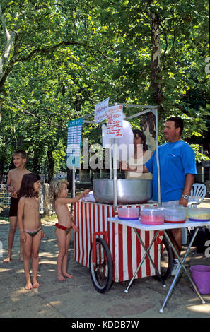 Ungarn, Balaton, Plattensee, Balatonföldvar Nyugati-Strand bin, Stand mit Zuckerwatte Stockfoto