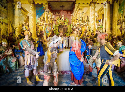 Biblische Figuren Darstellung (presepe) des Sanhedrin Versuch von Jesus in den kaiphas Tribunal (Sacro Monte di Varallo, Piemont, Italien, 24. Mai 2. Stockfoto