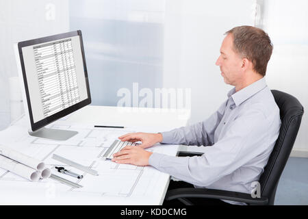 Portrait von Reifen Architekten Computer im Büro Schreibtisch Stockfoto