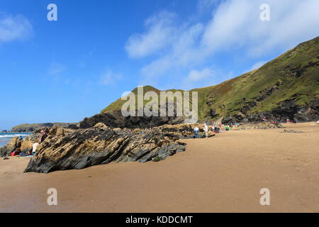 Ein Blick auf die kleine Bucht cilborth Strand um die Ecke von llangrannog, ceredigion Stockfoto