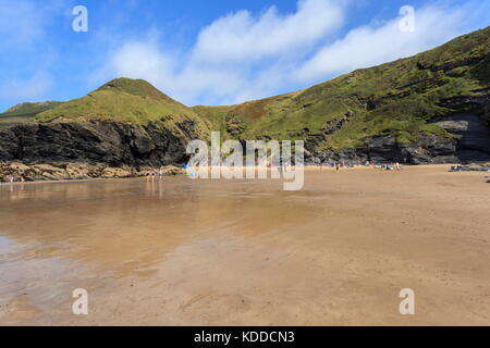 Ein Blick auf die kleine Bucht cilborth Strand um die Ecke von llangrannog, ceredigion Stockfoto