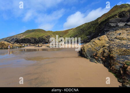 Ein Blick auf die kleine Bucht cilborth Strand um die Ecke von llangrannog, ceredigion Stockfoto