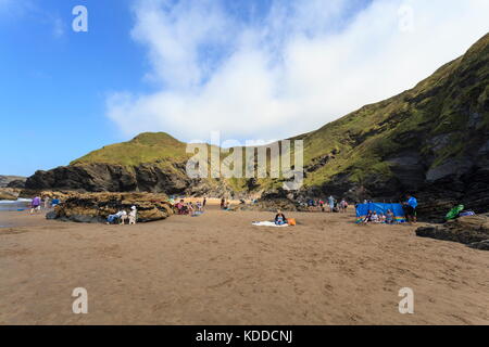 Ein Blick auf die kleine Bucht cilborth Strand um die Ecke von llangrannog, ceredigion Stockfoto