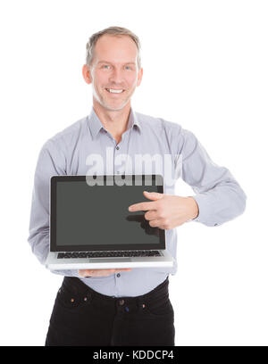 Portrait Of Happy reife Kaufmann zeigt auf Laptop Stockfoto