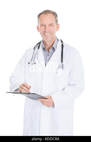 Portrait von Reifen Arzt schreiben Rezept auf Zwischenablage Stockfoto