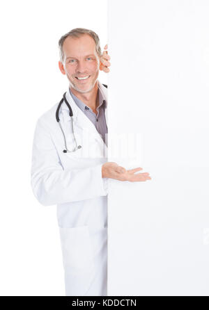 Portrait von Happy reife männlicher Arzt, der auf der Sicherheitsplakette Stockfoto
