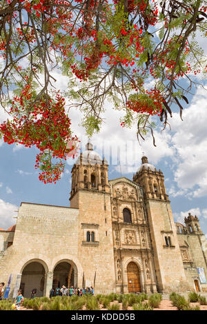 April 4, 2014 Oaxaca, Mexiko: Leute Schlange, die barocke Kirchenbau von Kirche und ehemaliges Kloster von Santo Domingo de Guzmán eingeben Stockfoto