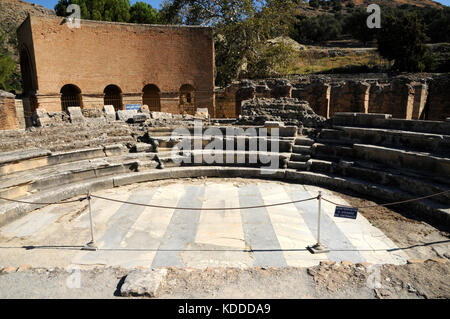 Ansicht der Odeon (odeum) in der antiken Stadt Gortyn (oder Gortys oder gortyn) auf Kreta. Der Backsteinbau auf der Rückseite Häuser der Gortyn Gesetzbüchern. Stockfoto