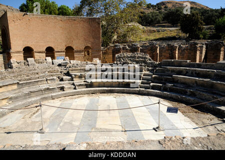Ansicht der Odeon (odeum) in der antiken Stadt Gortyn (oder Gortys oder gortyn) auf Kreta. Der Backsteinbau auf der Rückseite Häuser der Gortyn Gesetzbüchern. Stockfoto