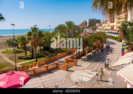 Strand und Promenade, Benalmadena. Provinz Málaga, Costa del Sol, Andalusien. Südspanien, Europa Stockfoto