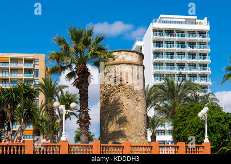 Wachturm, Palmen & Hotel, Benalmadena. Provinz Málaga, Costa del Sol, Andalusien. Südspanien, Europa Stockfoto