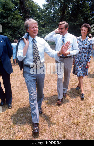 Jimmy Carter verlassen Kirche Picknick mit Mondales. - Dieses Bild, und klicken Sie auf den Shopping Cart, unten Stockfoto