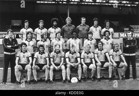 Wolverhampton Wanderers FC 1980 Team Zurück Wayne Clarke, John McAlle, George Berry, Paul Bradshaw, Mick Kearns, Colin Brazier, Kenny Hibbitt. Mitte Richie Barker, Martin Patching, Ian Ross, Steve Daley, Bob Hazel, John Richards, Geoff Palmer, Kevin Walters. Billy Rafferty, Peter Daniel, Mel Eves, Emlyn Hughes, Willie Carr, Norman Bell und Derek Parkin Stockfoto