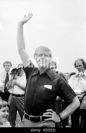 Jimmy Carter wellen Abschied von John Glenn auf der Plains, Georgia Flughafen nach ihm Interviews als mögliche vice Presidential running mate. - Die Läuse Stockfoto