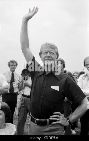 Jimmy Carter Wellen auf Wiedersehen Ohio Senatorin und ehemalige NASA-Astronaut John Glenn an der Plains, Georgia Flughafen nach ihm Interviews als mögliche vi. Stockfoto