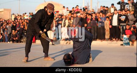 Die Redaktion Hinweis: grafische Inhalte. Undatiert isis Propaganda Bild zeigt die Enthauptung eines Blasphemer durch das Schwert während einer öffentlichen Hinrichtung in raqqa, Syrien. Stockfoto