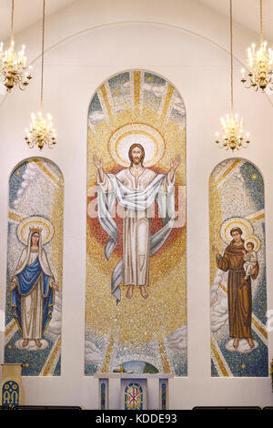 Zwei Geschichte Mosaik der gekrönten Maria, den auferstandenen Herrn Jesus Christus und des Heiligen Antonius von Padua im Mausoleum Kapelle der Königin des Himmels Friedhof Stockfoto