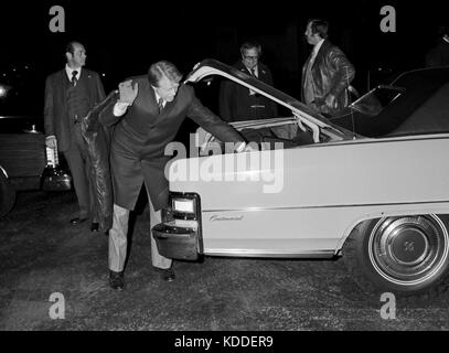 Georgia Regler und 1976 Demokratische Präsidentschaftskandidat Jimmy Carter kommt auf einer Landebahn im ländlichen Illinois. Carter immer darauf bestanden in der Durchführung Stockfoto