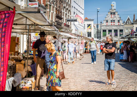 Dordrecht, Niederlande - 7. Juli 2013: Menschen auf der Suche nach Bücher während der jährlichen Buch Markt im Zentrum von Dordrecht. Der Markt zieht 75000 v Stockfoto