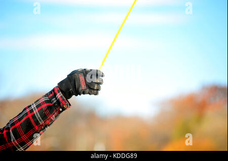 Ein Arbeitnehmer mit einem Maßband auf einer Baustelle in Kanada. Stockfoto