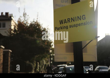 Warnung Parkplatz suspension unterzeichnen, Londoner Straßen hampstead Großbritannien Stockfoto