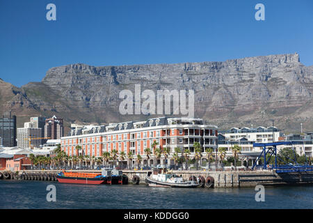 Südafrika, Victoria & Albert Waterfront, Kapstadt, Blick zurück in Richtung Tafelberg. Stockfoto